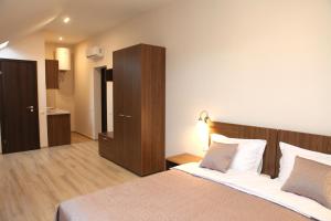 Postel nebo postele na pokoji v ubytování Sky Hotel