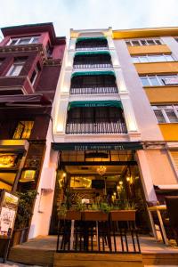 een gebouw met een tafel ervoor bij Kuzen Otel in Istanbul