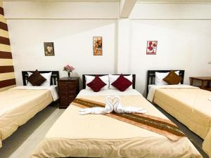 Postel nebo postele na pokoji v ubytování Rueangrat Hotel