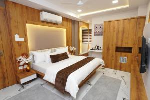 Un dormitorio con una cama grande y un televisor. en Hotel Deol's Paradise, en Indore 39 fotos más