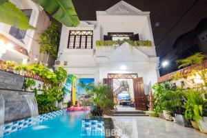 a villa with a swimming pool in front of a house at Villa Bãi Sau Vũng Tàu Free SUB - Xe Máy in Vung Tau