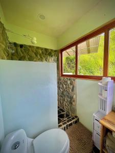 Ένα μπάνιο στο House on the Hill 1BR Costa Rica Jungle Escape