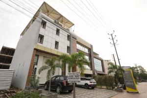 un edificio con un coche aparcado delante en Hotel Deol's Paradise, en Indore