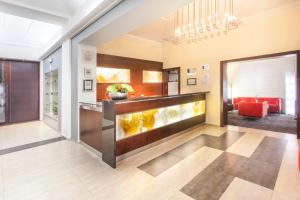 hol z dużym akwarium w centrum budynku w obiekcie Hotel Lunik w Pradze