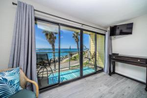 un salon avec vue sur l'océan dans l'établissement Ocean Vista Penthouse 1, à San Diego