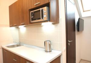 Kuchyň nebo kuchyňský kout v ubytování Sky Hotel