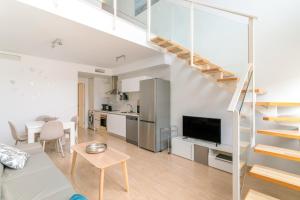 sala de estar con escalera y cocina en Martina, en Puerto Marino