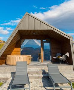 twee stoelen voor een gebouw bij Azimuth in Buhalniţa