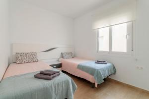 Un dormitorio con dos camas y una ventana en Martina, en Puerto Marino 17 fotos más