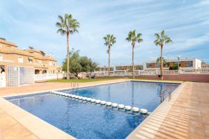 una piscina con palmeras al fondo en Martina, en Puerto Marino