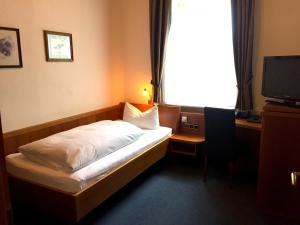 Postel nebo postele na pokoji v ubytování Hotel Zur Schönen Aussicht