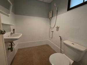 Koupelna v ubytování Hillhouse bungalow + 23 fotografií