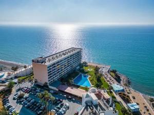 una vista aérea de un hotel cerca del océano en Paraíso sobre el Mar Torremolinos Santa Clara, en Torremolinos