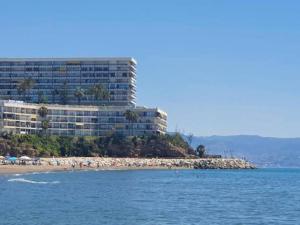 un gran edificio en la playa con una playa en Paraíso sobre el Mar Torremolinos Santa Clara, en Torremolinos 15 fotos más