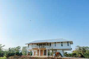 a house with a metal roof at บ้านเลม่อนริเวอร์ไซด์ in Nan