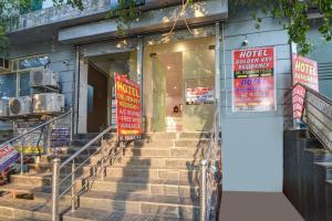 einen Laden vorne mit Treppe davor in der Unterkunft Hotel Key Residency Near Delhi Airport kapashera in Neu-Delhi + 23 Fotos