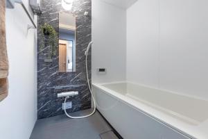 Et badeværelse på 淡ビル + 52 billeder