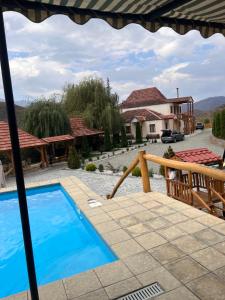 Bazén v ubytování White House nebo v jeho okolí