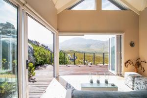 una casa con vistas a las montañas en Tranquility Heights, en Pringle Bay