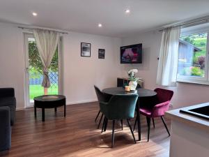 a kitchen and living room with a table and chairs at Apartment Ramazotti - inklusive Eintritt in die Alpentherme in Bad Hofgastein +7 photos