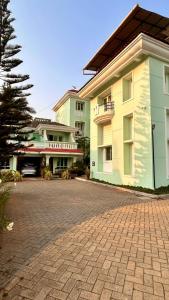 a large building with a driveway in front of it at Modern 2BHK Hideout in Benaulim in Benaulim