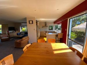une salle à manger avec une table en bois et une cuisine dans l'établissement Reliance Classic Escape, à Omaha