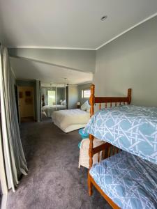 une chambre avec deux lits et un miroir dans l'établissement Reliance Classic Escape, à Omaha