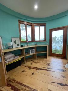 Ένα ή περισσότερα κρεβάτια σε δωμάτιο στο House on the Hill 1BR Costa Rica Jungle Escape