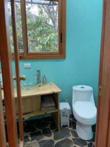 Ένα μπάνιο στο House on the Hill 1BR Costa Rica Jungle Escape +13 φωτογραφίες