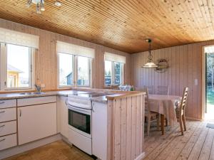 ロンストラップにある4 person holiday home in Hjørring-By Traumのテーブルとダイニングルームのあるキッチン +13枚の写真