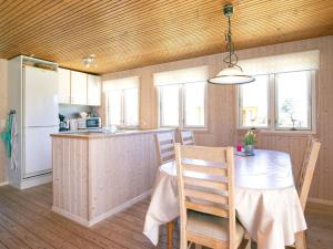 ロンストラップにある4 person holiday home in Hjørring-By Traumの部屋にテーブルと椅子のあるキッチン