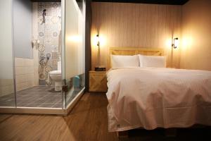 Postel nebo postele na pokoji v ubytování NYS Loft Hotel