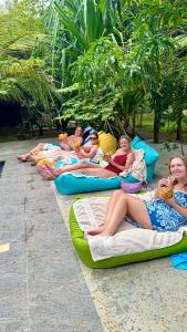 Un grupo de personas tumbadas en balsas en un complejo turístico en Richards Cabanas, en Tissamaharama 163 fotos más