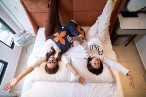 een groep van drie vrouwen op een bed bij Paxtonz Mana-Mana Suites Kuala Lumpur in Petaling Jaya +54 foto's