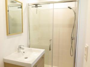 Koupelna v ubytování Résidence grand jardin attenant tennis, mini golf, sauna, pétanque