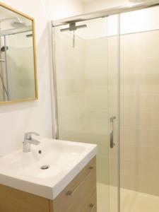 Koupelna v ubytování Résidence grand jardin attenant tennis, mini golf, sauna, pétanque