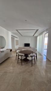 Et tv og/eller underholdning på Brand new star apartment