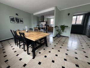 - une salle à manger et une cuisine avec une table et des chaises en bois dans l'établissement Rétro Lomme, à Lille 2 autres photos