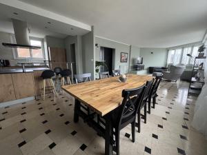 une table et des chaises en bois dans un salon dans l'établissement Rétro Lomme, à Lille