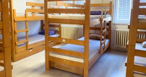 ベオグラードにあるBGD Downtown Hostelの二段ベッド3組付きの二段ベッドの部屋