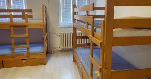 ベオグラードにあるBGD Downtown Hostelのドミトリールーム 二段ベッド計2組のベッド1台分です。