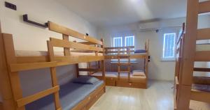 ベオグラードにあるBGD Downtown Hostelの家の中の二段ベッド数組が備わる部屋です。