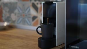 Eine schwarze Kaffeetasse steht in der Mikrowelle. in der Unterkunft Lovely&quiet, free parking, 24h self check in in Zagreb