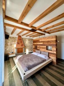 a bedroom with a large bed and wooden ceilings at Agriturismo Tamellini in Soave