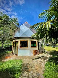 uma pequena casa com uma cúpula no topo em Dome #1 em Rivas