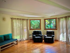 Duas cadeiras e um sofá num quarto com janelas em Dome #1 em Rivas mais 1 fotografia