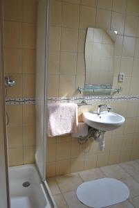 A bathroom at Penzión Kotva Prístav