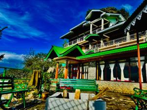 Un edificio con un banco delante de él. en Hotel CCR ! Ravangla, en Ravangla