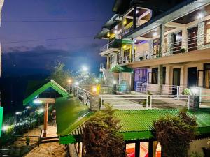 un edificio con techo verde por la noche en Hotel CCR ! Ravangla, en Ravangla