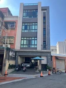 鹿港鎮にあるShan Hang Juの前に車が駐車されている大きな建物